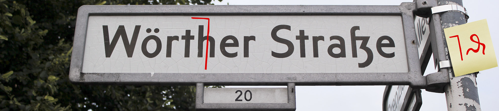 Wörther Straßenschild, mit Korrekturzeichen Korrektur zu Wörter; Foto © Laura Maren Knauf, montage: mo-ment 